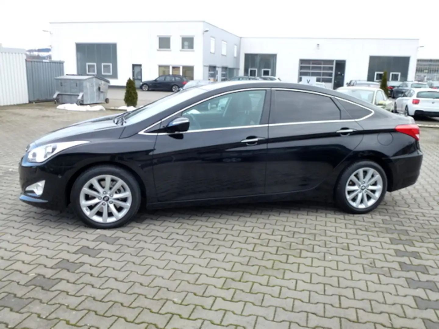 Hyundai i40 1.7 CRDi Automatik Premium Schwarz - 2
