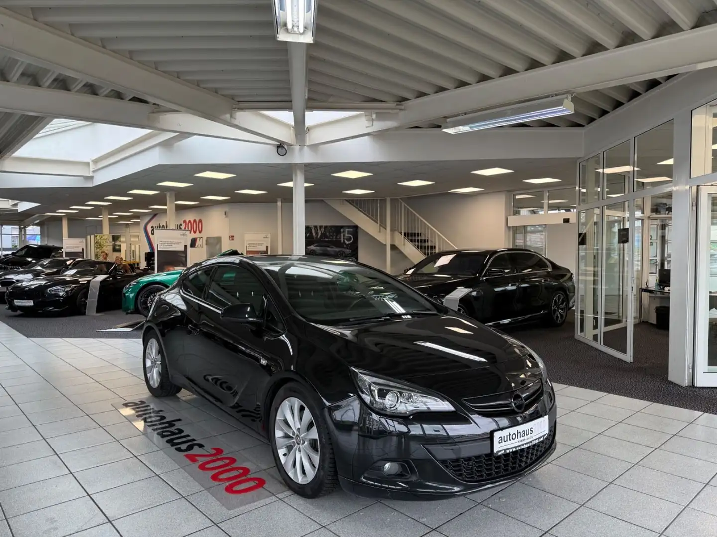 Opel Astra J GTC AUT./NAVI/PDC/LENKRADHE./PANO. Noir - 1