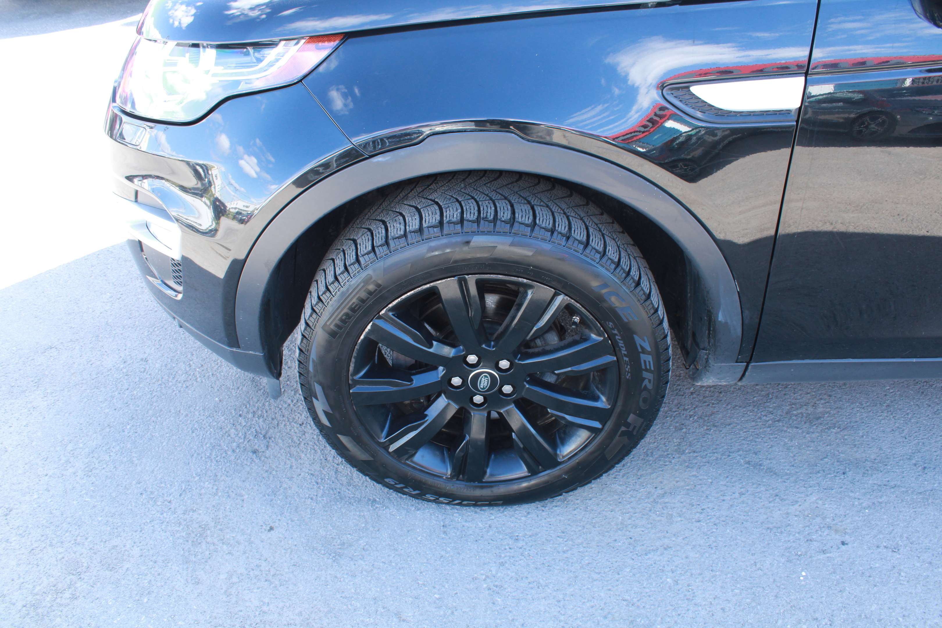 2018 Land Rover Discovery Sport HSE Luxury - Image 12