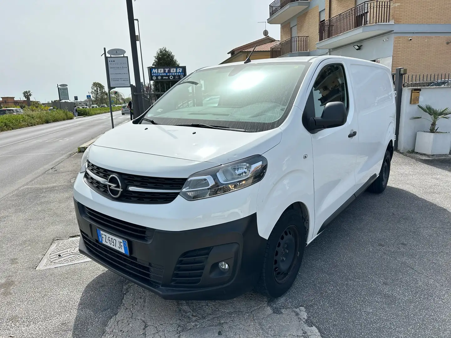 Opel Vivaro 2.0 Diesel 122cv LH1 PASSO MEDIO Furgone + IVA Biały - 1