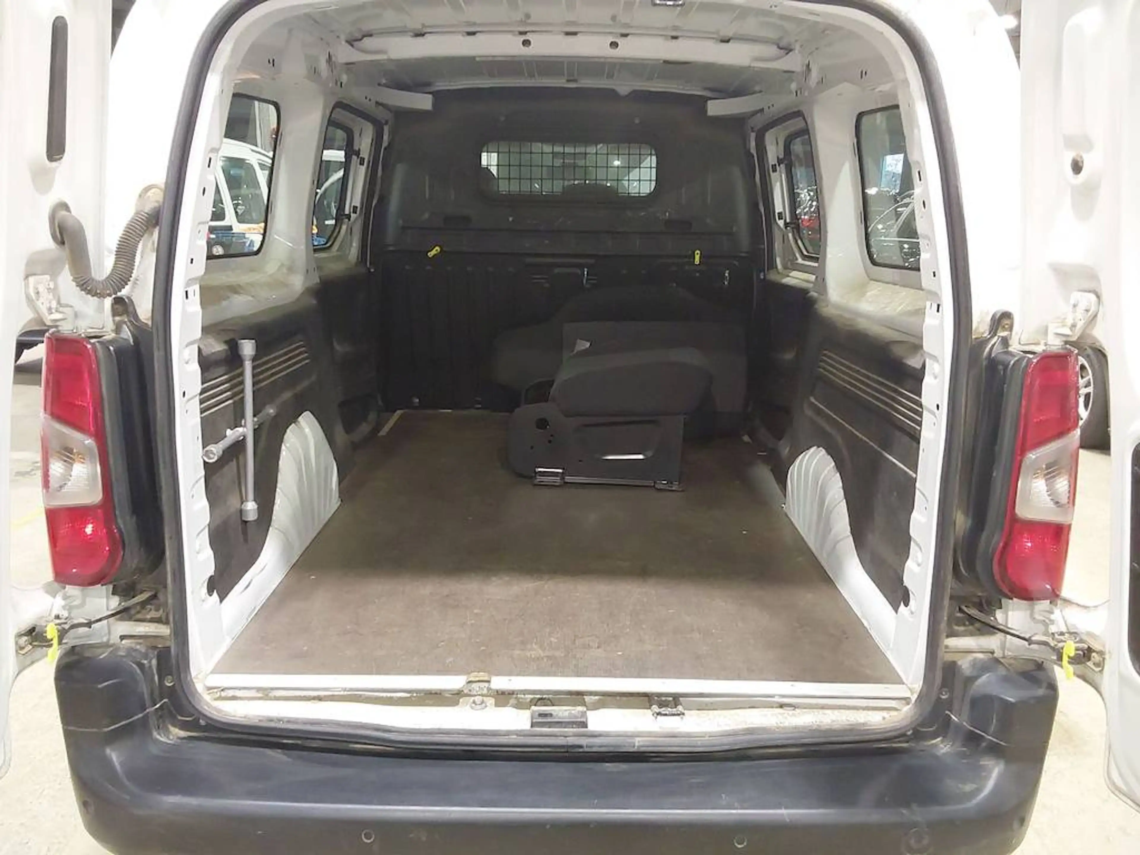 Peugeot Partner 1.5 BHDI L2 HEAVY PRO / CAPT AR/  BLTHT / 280 € X 60 /M — photo 6