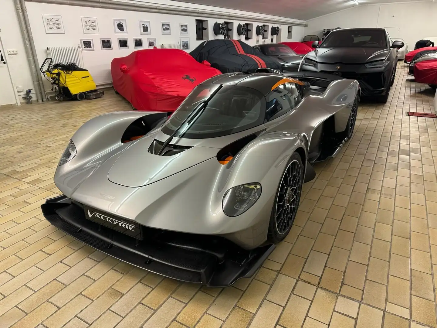 Aston Martin Valkyrie, Garantie 11/2027, 3 Jahre Servicepack Stříbrná - 2