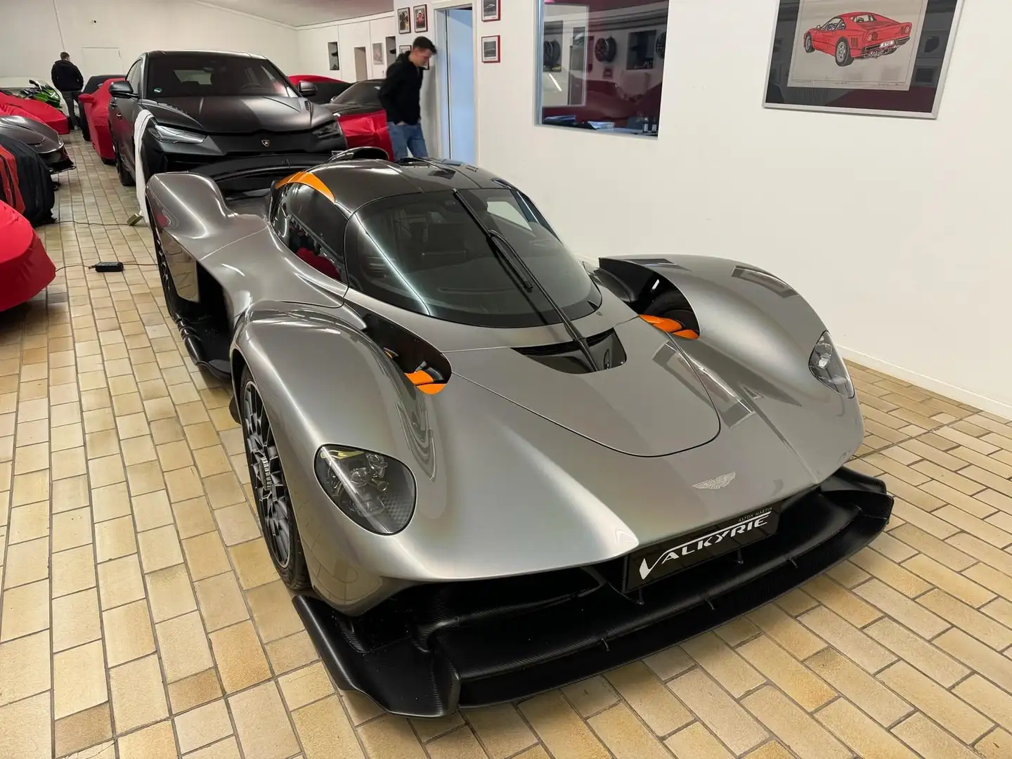 Aston Martin Valkyrie, Garantie 11/2027, 3 Jahre Servicepack Stříbrná - 1