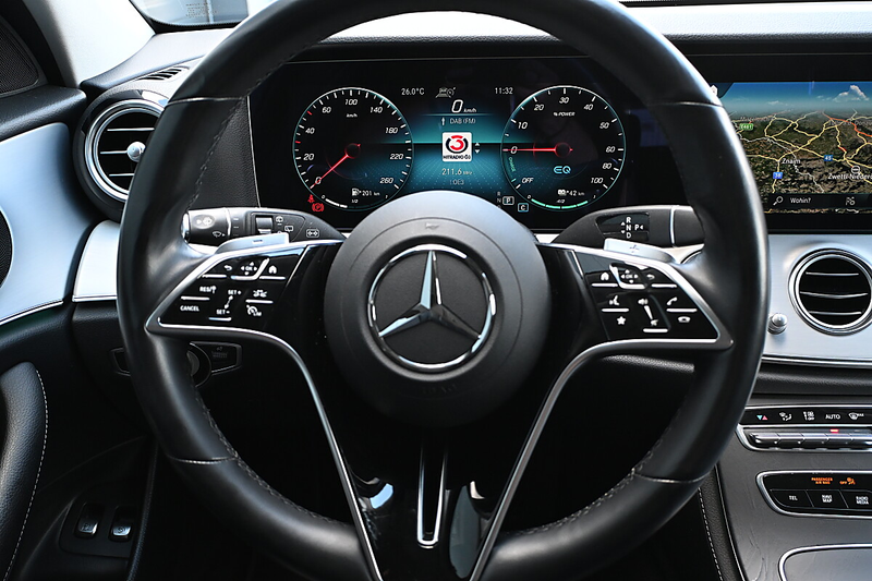 Mercedes-Benz E 300 e PHEV T Aut. AMG ACC, AHK elektr., LED, Navi, ... — photo 13
