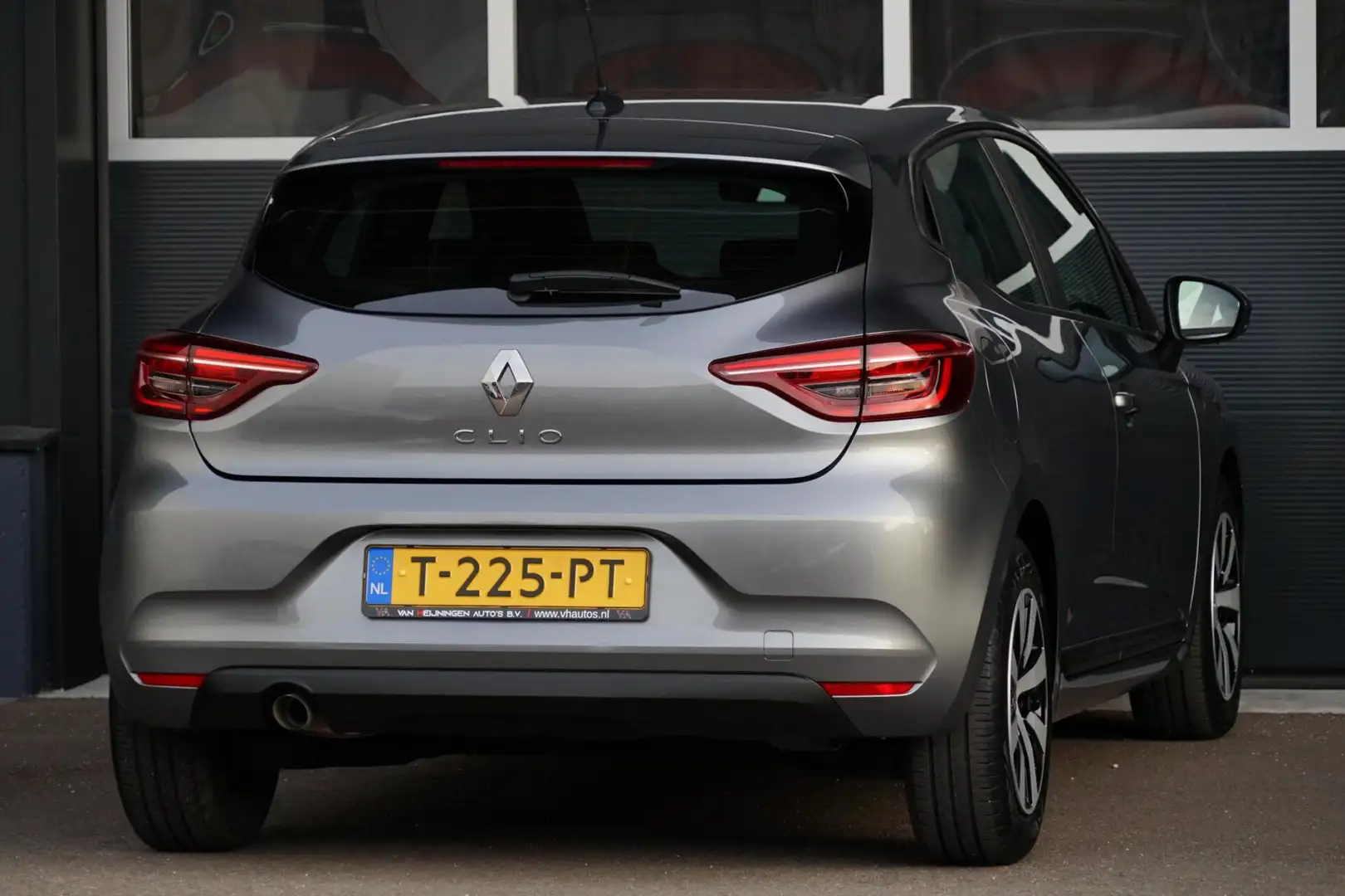 Renault Clio 1.0 TCe 90 Equilibre, NL, CarPlay, LED, cruise Grijs - 2