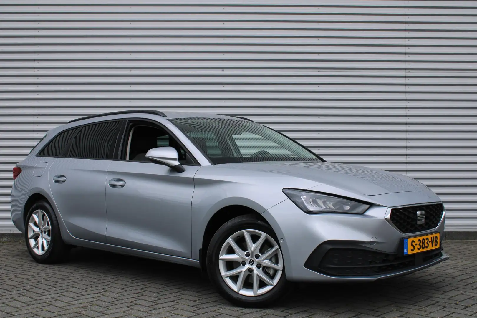 SEAT Leon Sportstourer 1.5 eTSI DSG 150pk Style Business Int Grijs - 2