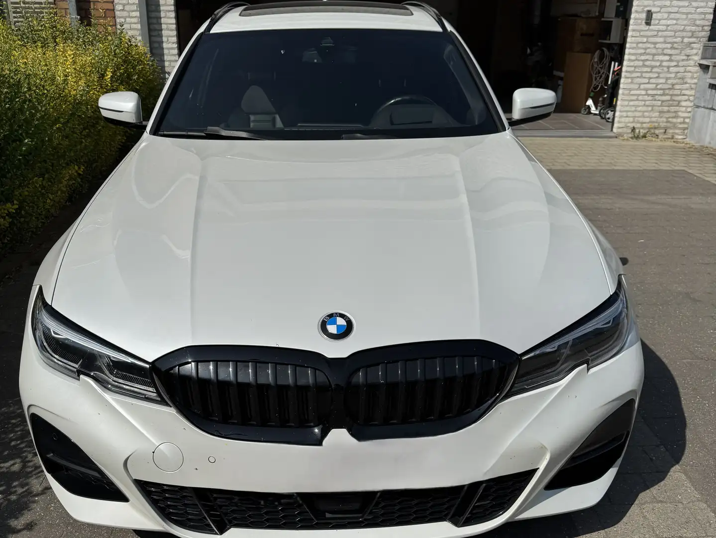 BMW 330 330i Touring Aut. M Sport Wit - 1