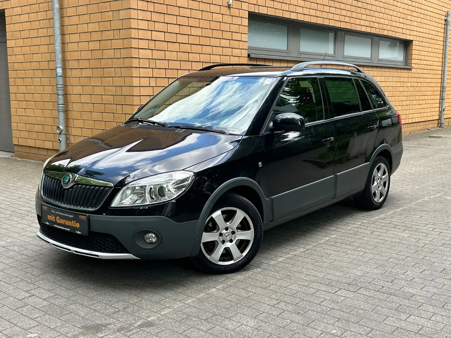 Skoda Fabia Combi Scout/AUTOMATIK/122TKM/KLIMA/PDC/GEP Černá - 1