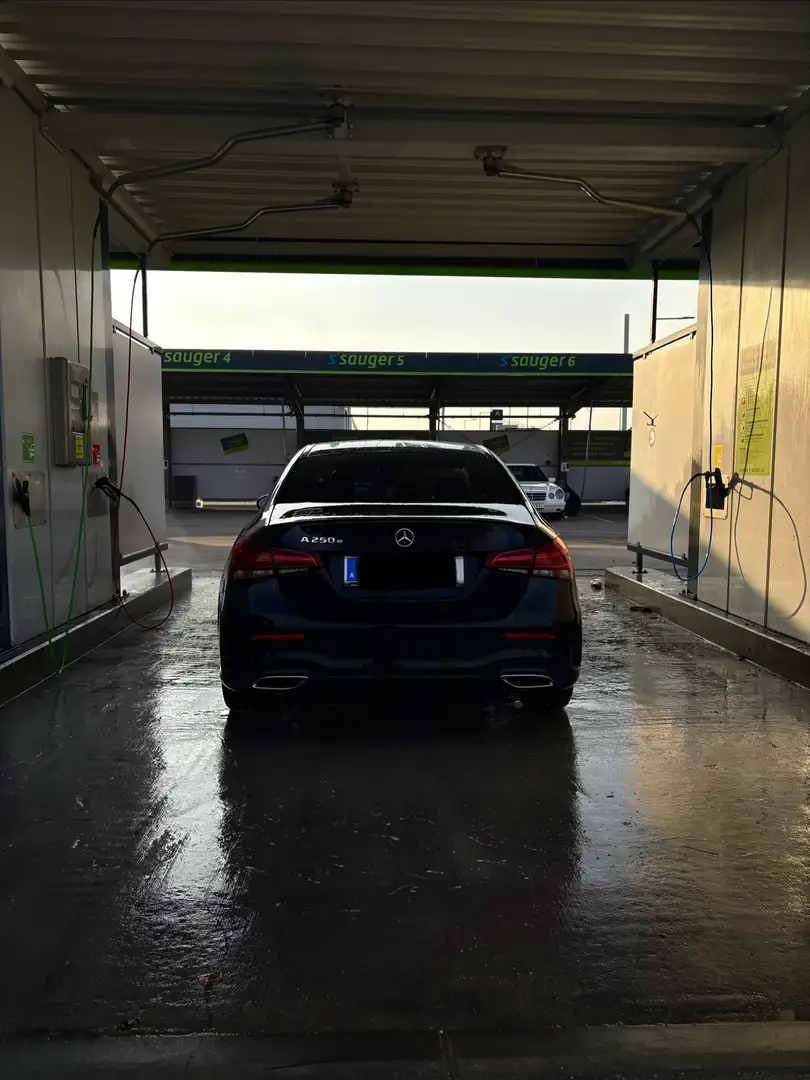 Mercedes-Benz A 250 e AMG Line Schwarz - 1