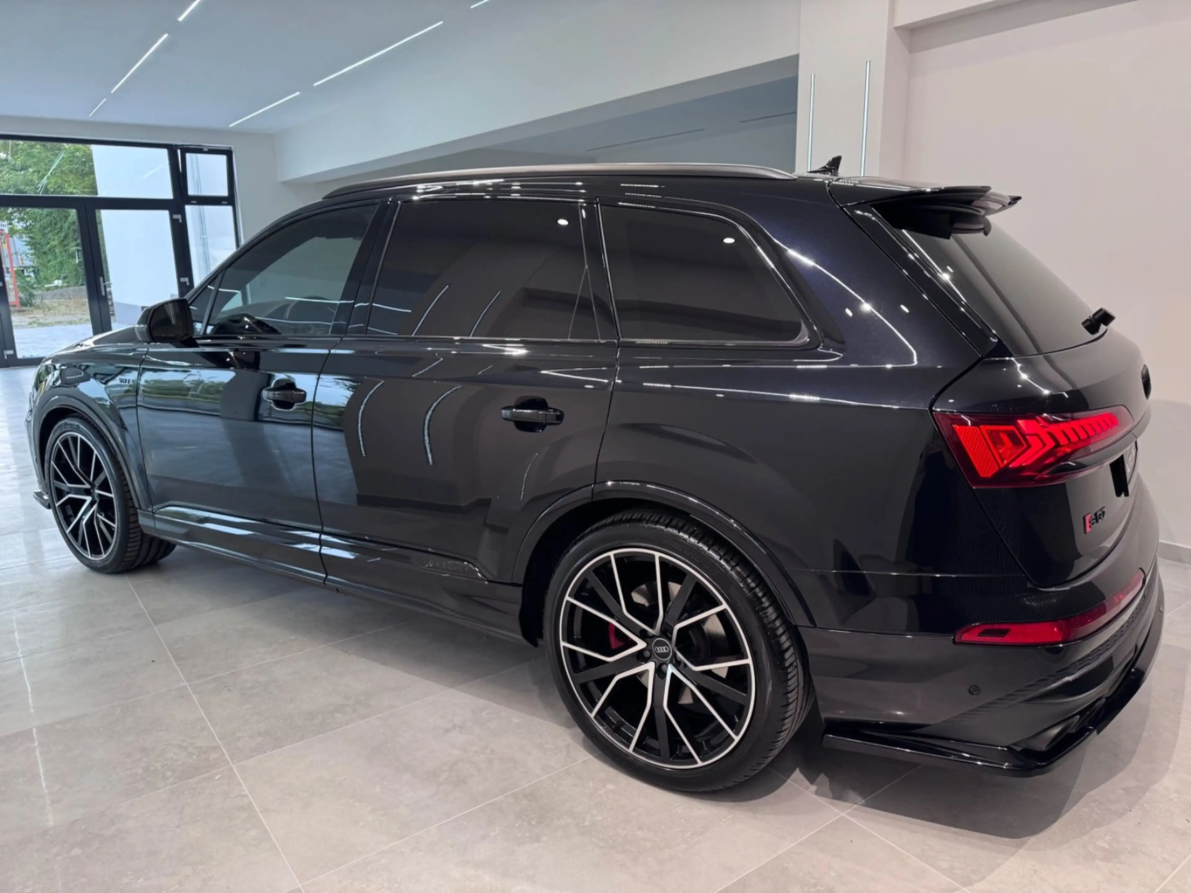 Audi SQ7 4.0 TDI quattro BLACK*STERNENHIMMEL*7SITZER* — photo 4