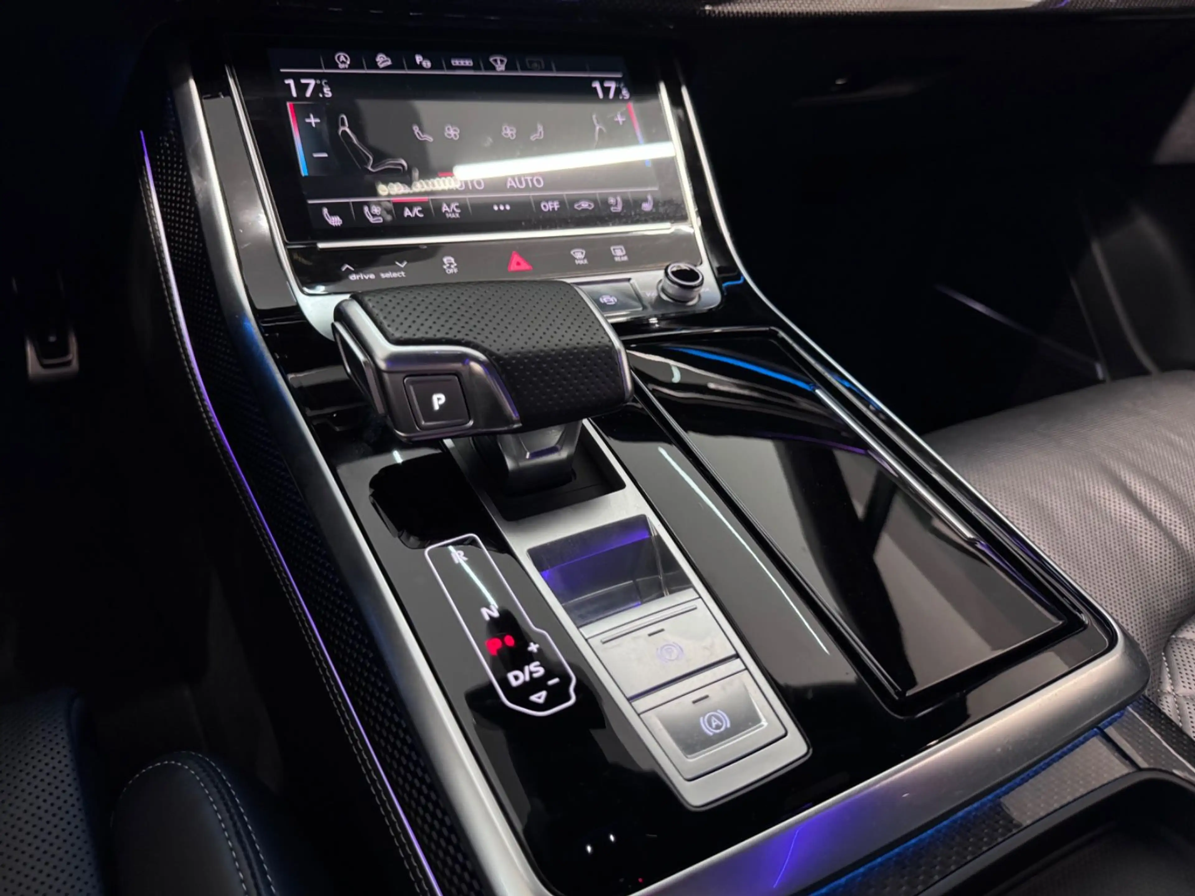 Audi SQ7 4.0 TDI quattro BLACK*STERNENHIMMEL*7SITZER* — photo 11