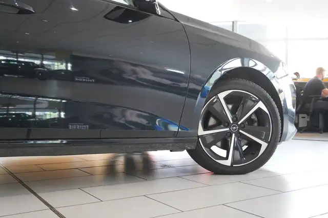 Opel Astra view 8