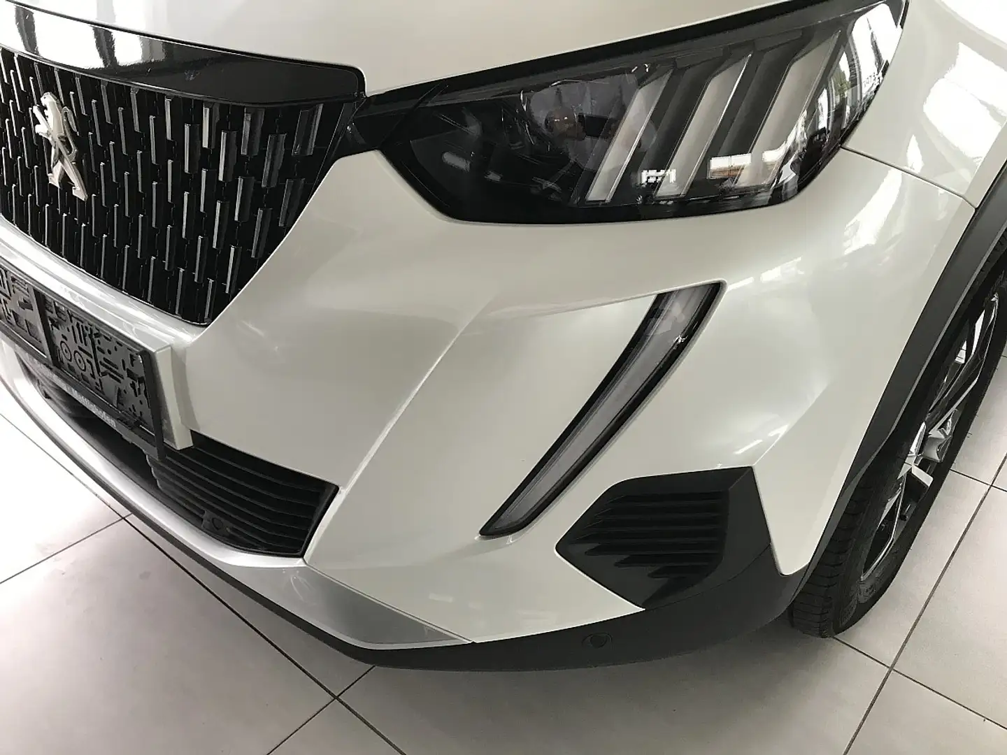 Peugeot 2008 BlueHDi 130 S&S GT EAT8 Weiß - 2