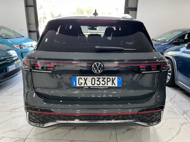 Volkswagen Tiguan view 4