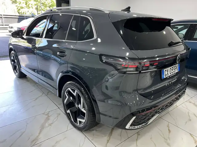 Volkswagen Tiguan view 3
