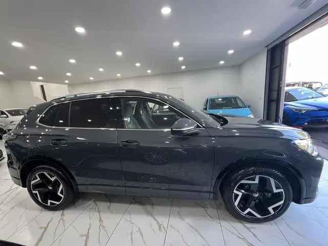 Volkswagen Tiguan view 6