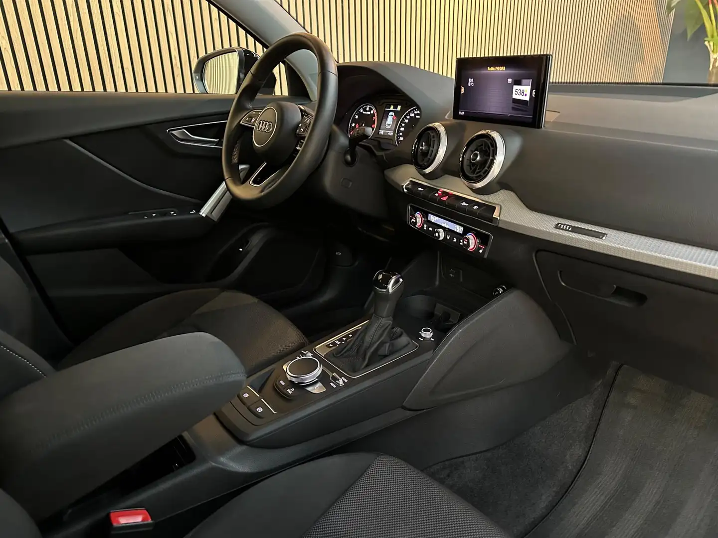 Audi Q2 35 TFSI S Line Edition 150PK - Carplay - Climate Grijs - 2