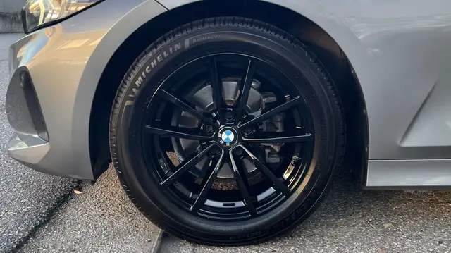BMW 3 Series view 5