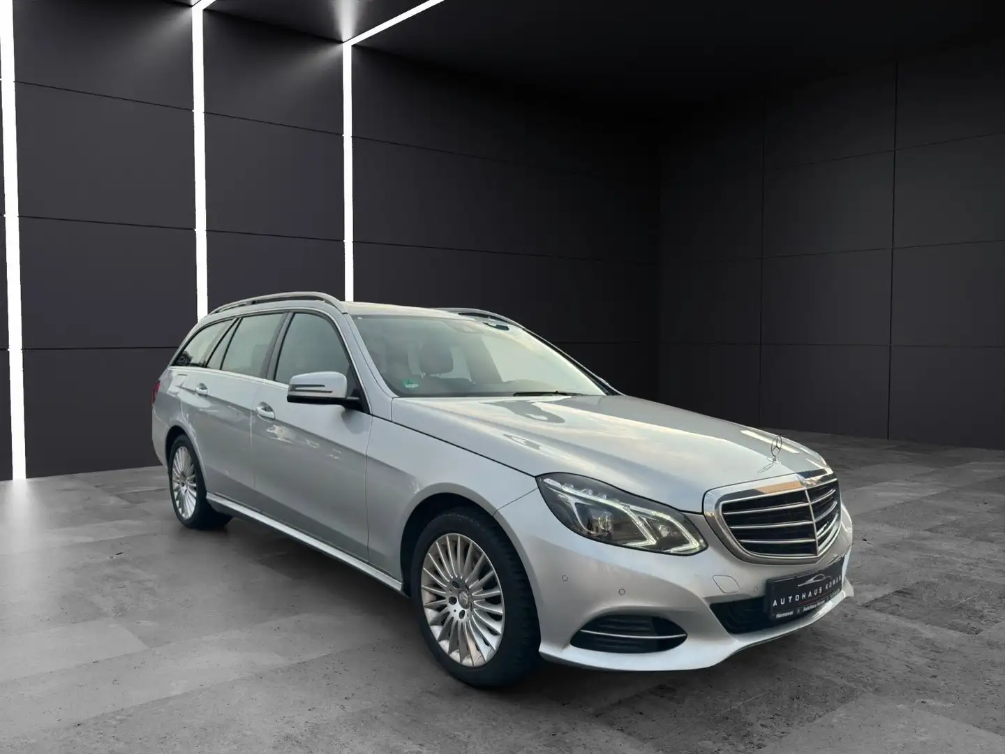 Mercedes-Benz E 250 E250 T 4Matic*S-HEFT*AUTOM.*PDC*NAVI*S-DACH*AHK Silber - 2