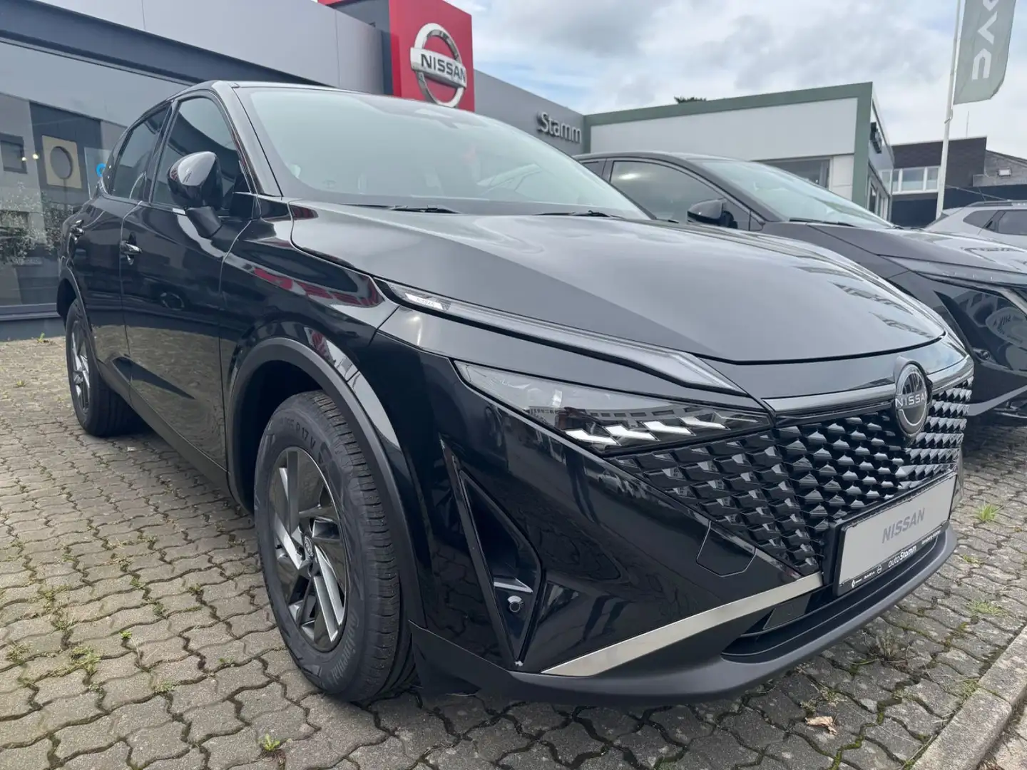 Nissan Qashqai 1.3 DIG-T MHEV 140PS Acenta Schwarz - 2