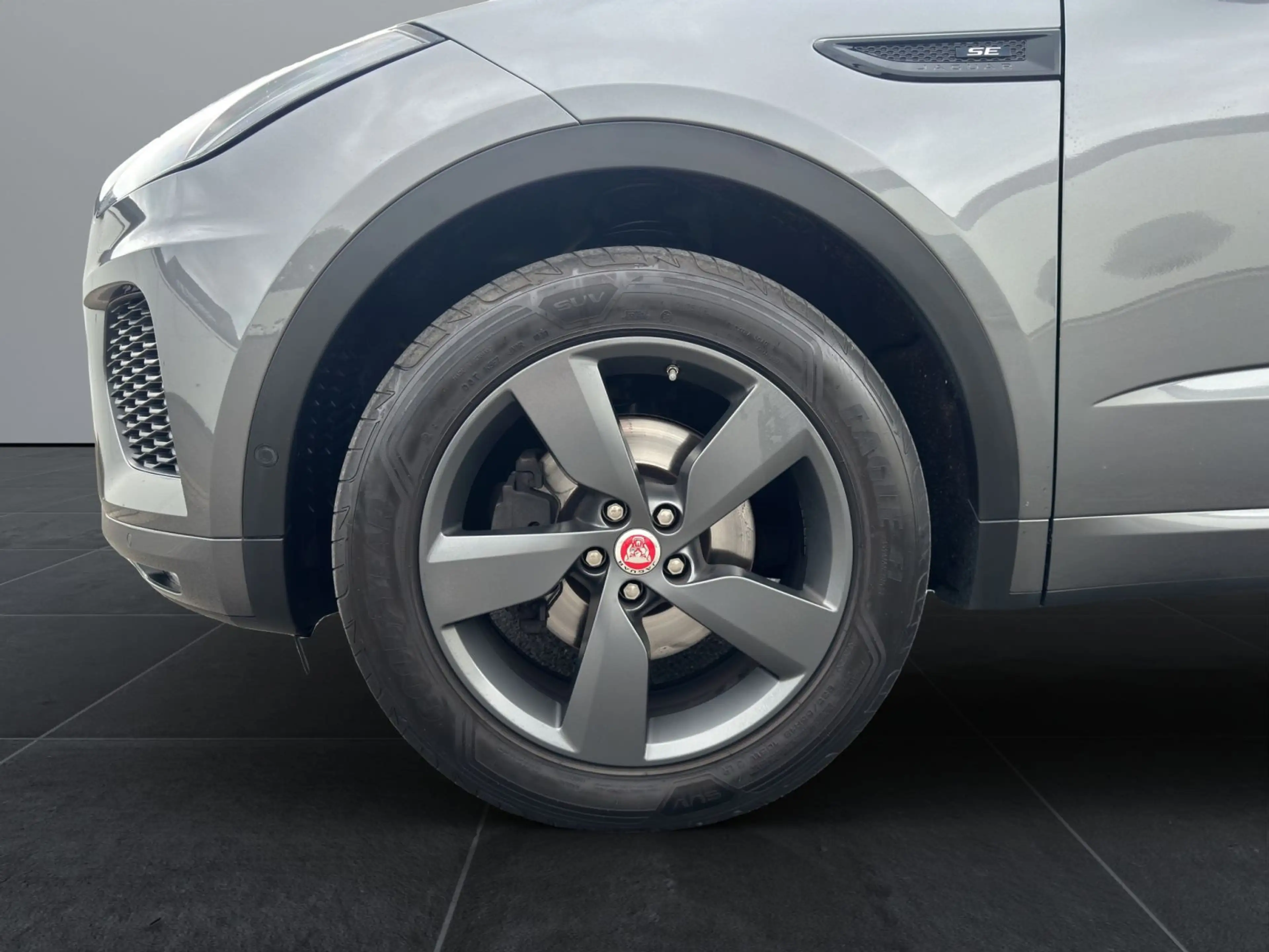 Jaguar E-Pace E-PACE D180 R-Dynamic SE WinterPaket 19 Zoll LED — photo 9
