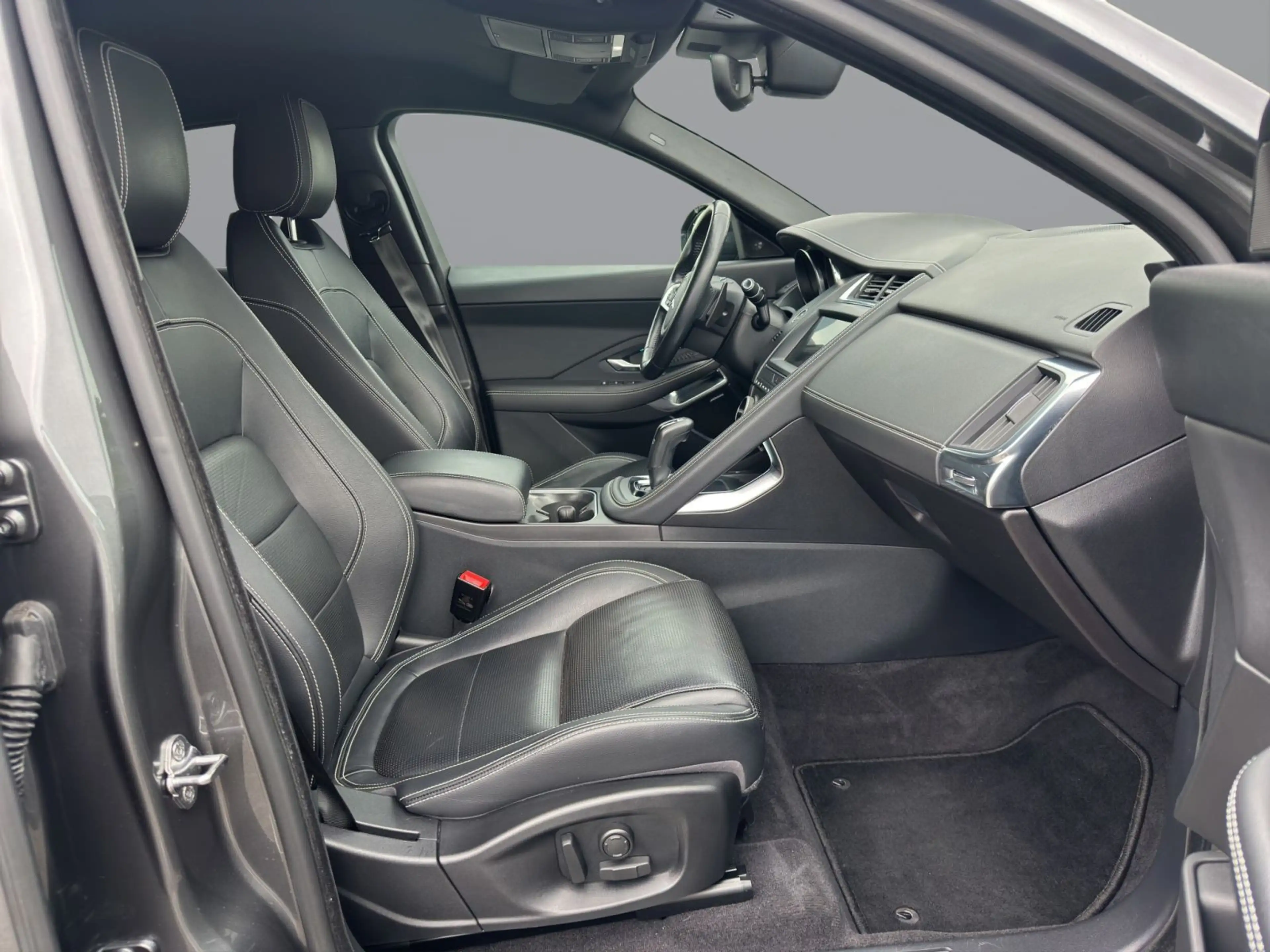 Jaguar E-Pace E-PACE D180 R-Dynamic SE WinterPaket 19 Zoll LED — photo 3