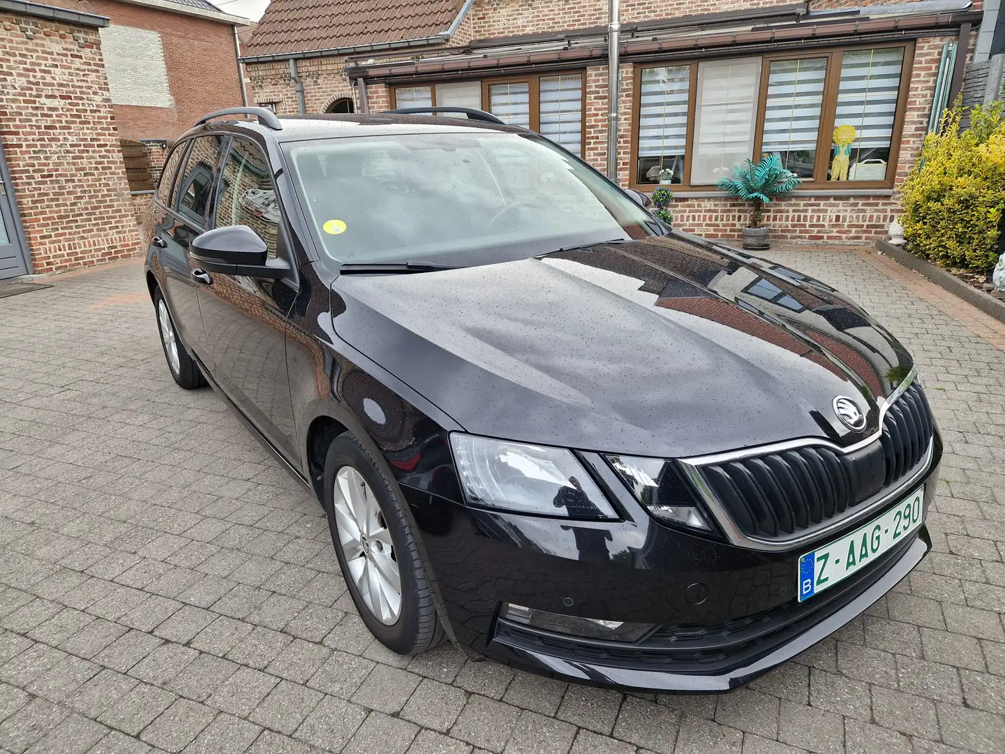 Skoda Octavia SW 1.6 CR TDi Ambition DSG Schwarz - 1