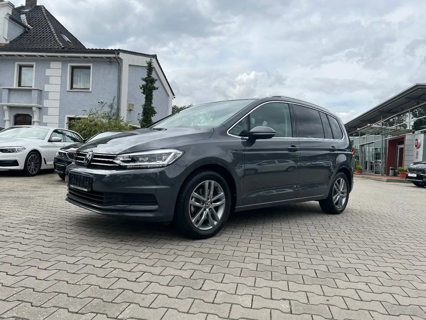 Volkswagen Touran 1.5 TSI Comfortline *LED Navi Sitzh. AHK* Gris - 1