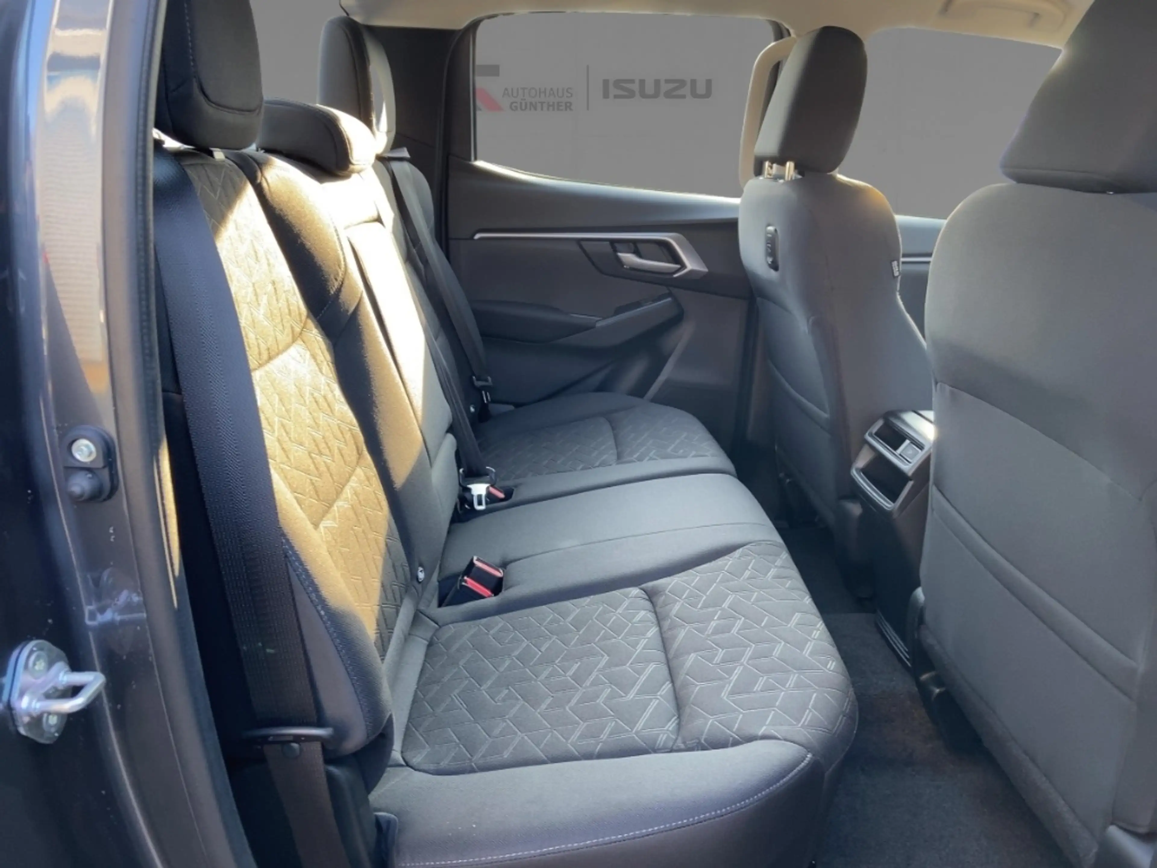 Isuzu D-Max Double Cab 4x4 LS 163PS Automatik/Winter/RFK — photo 10