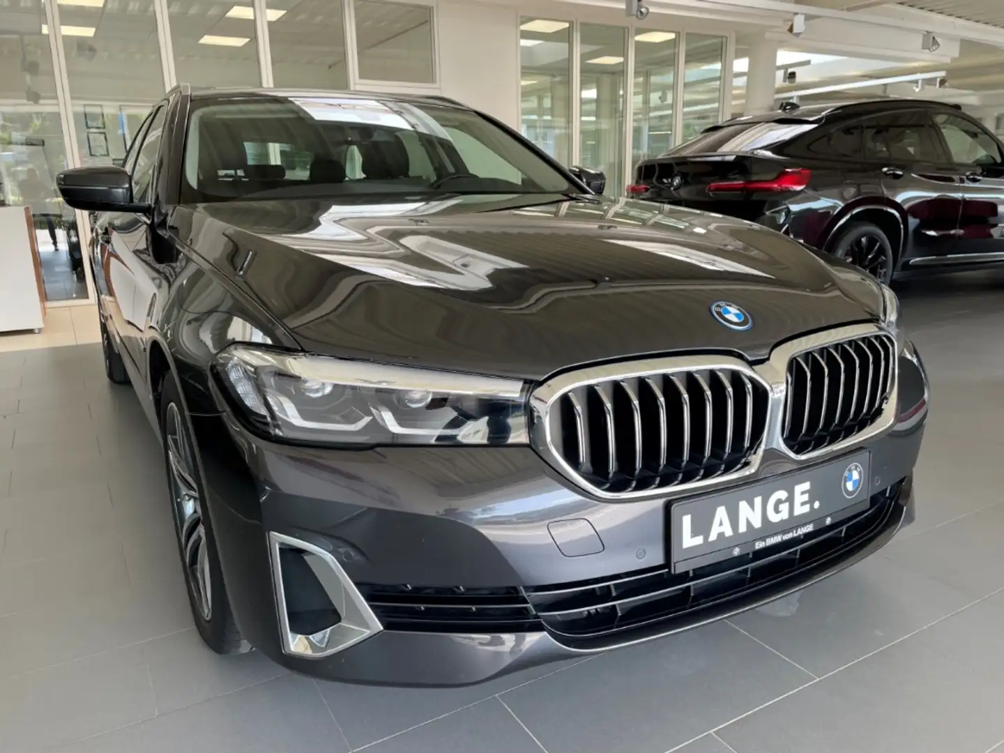 BMW 530 e xDrive Touring Luxury Line AHK Pano RFK Hifi Grau - 2