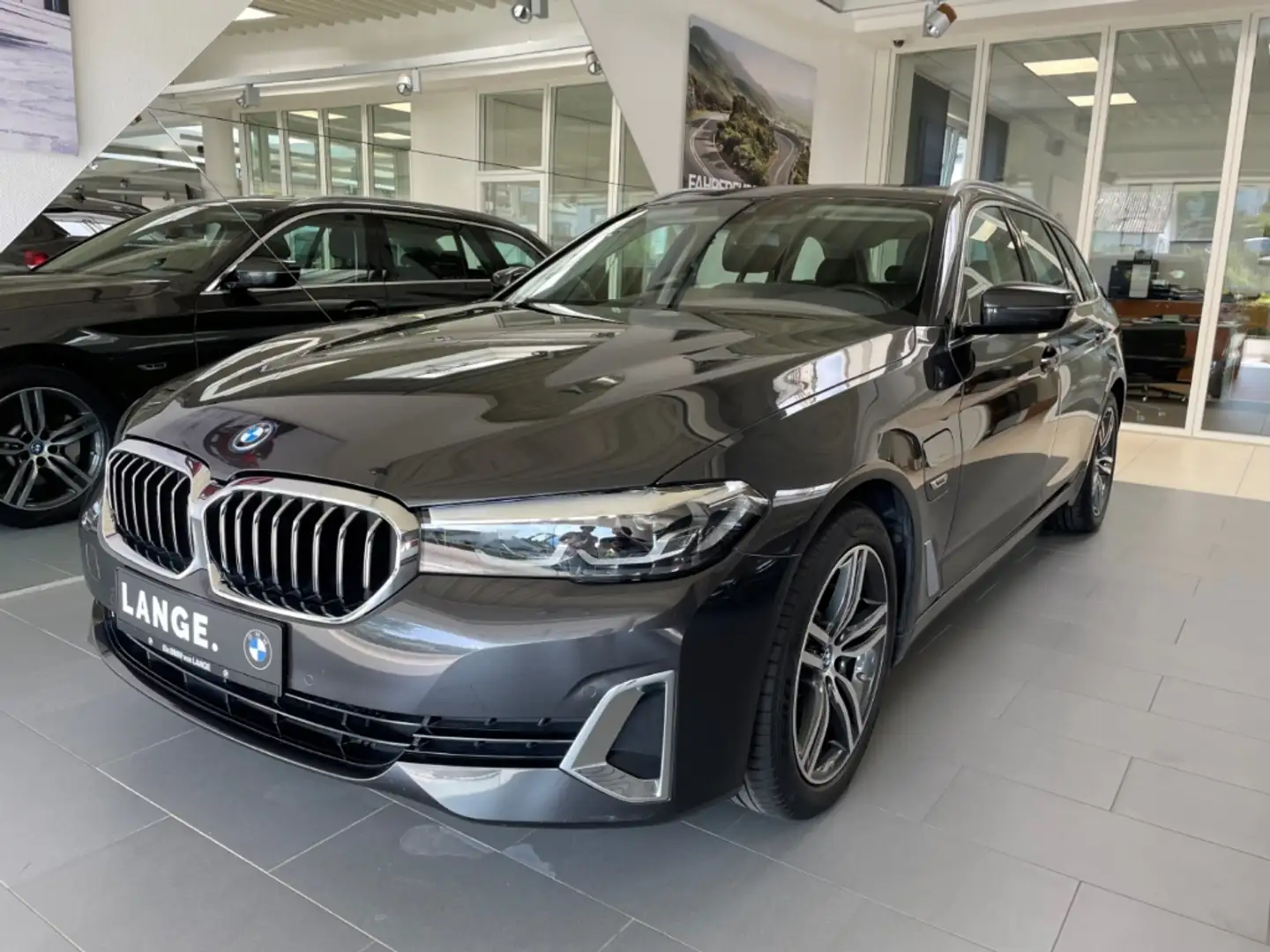 BMW 530 e xDrive Touring Luxury Line AHK Pano RFK Hifi Grau - 1