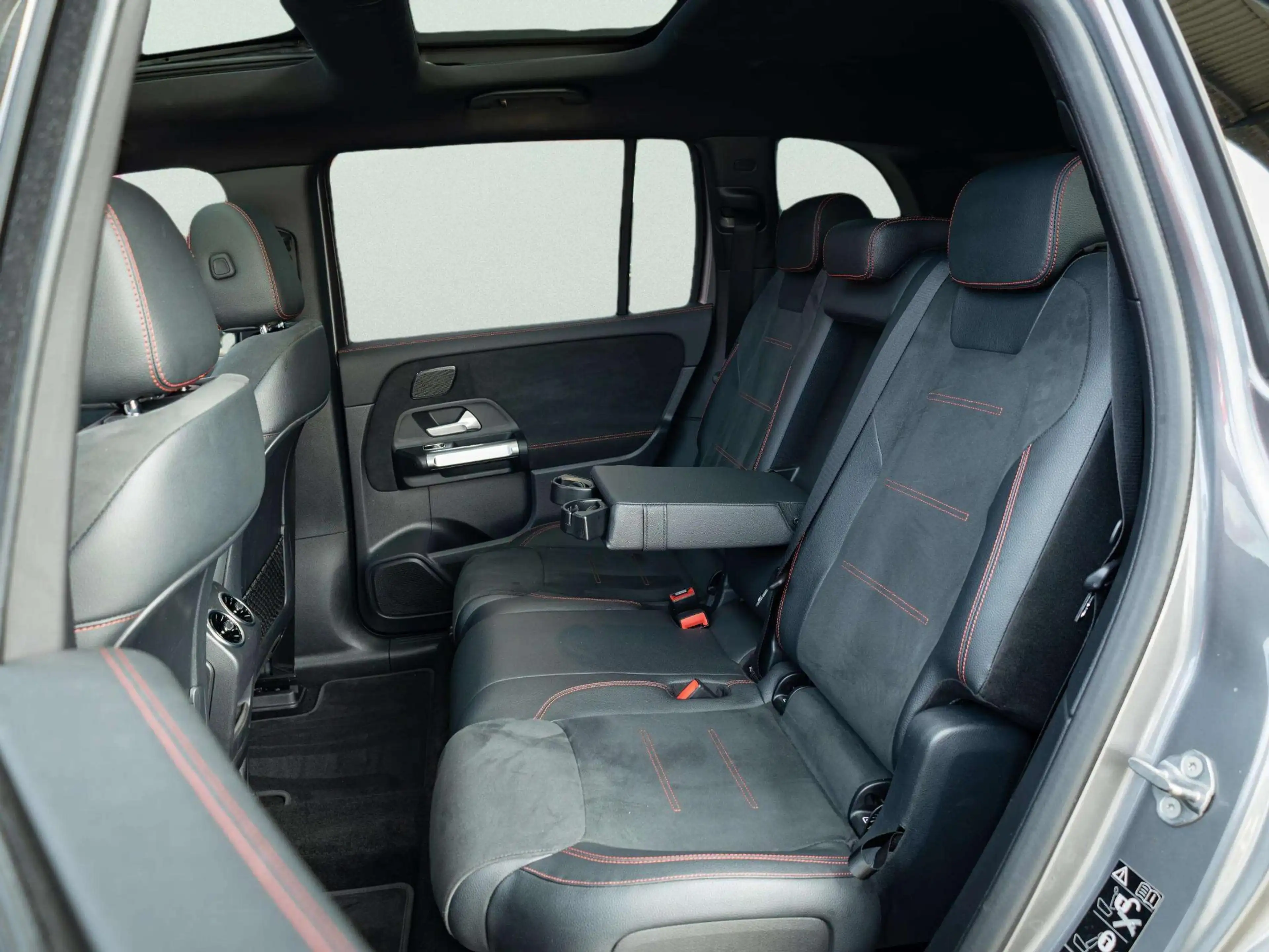 Mercedes-Benz EQB 300 4MATIC AMG Line 7p. 67 kWh | Panorama dak — photo 11