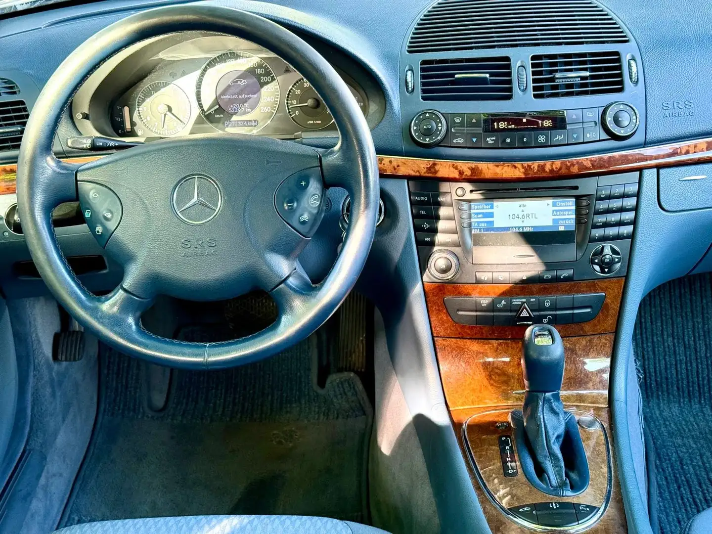 Mercedes-Benz E 240 Automatik Navi Xenon 17 Zoll Alu PDC Sitzheizung Silber - 2