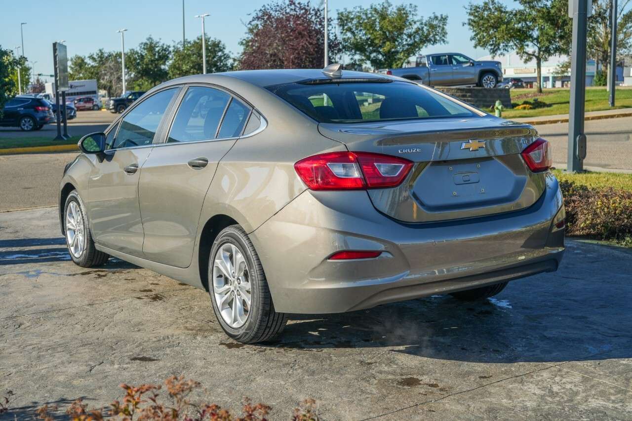 2019 Chevrolet Cruze Sedan LT — photo 1