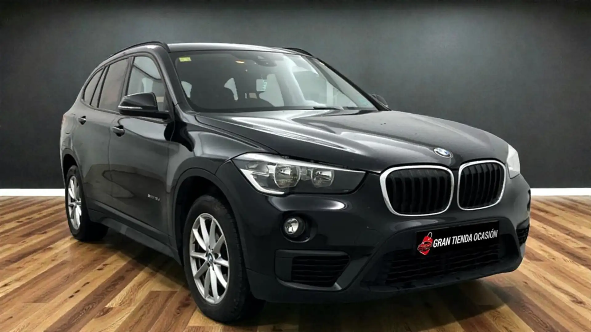 BMW X1 sDrive 18d Schwarz - 2