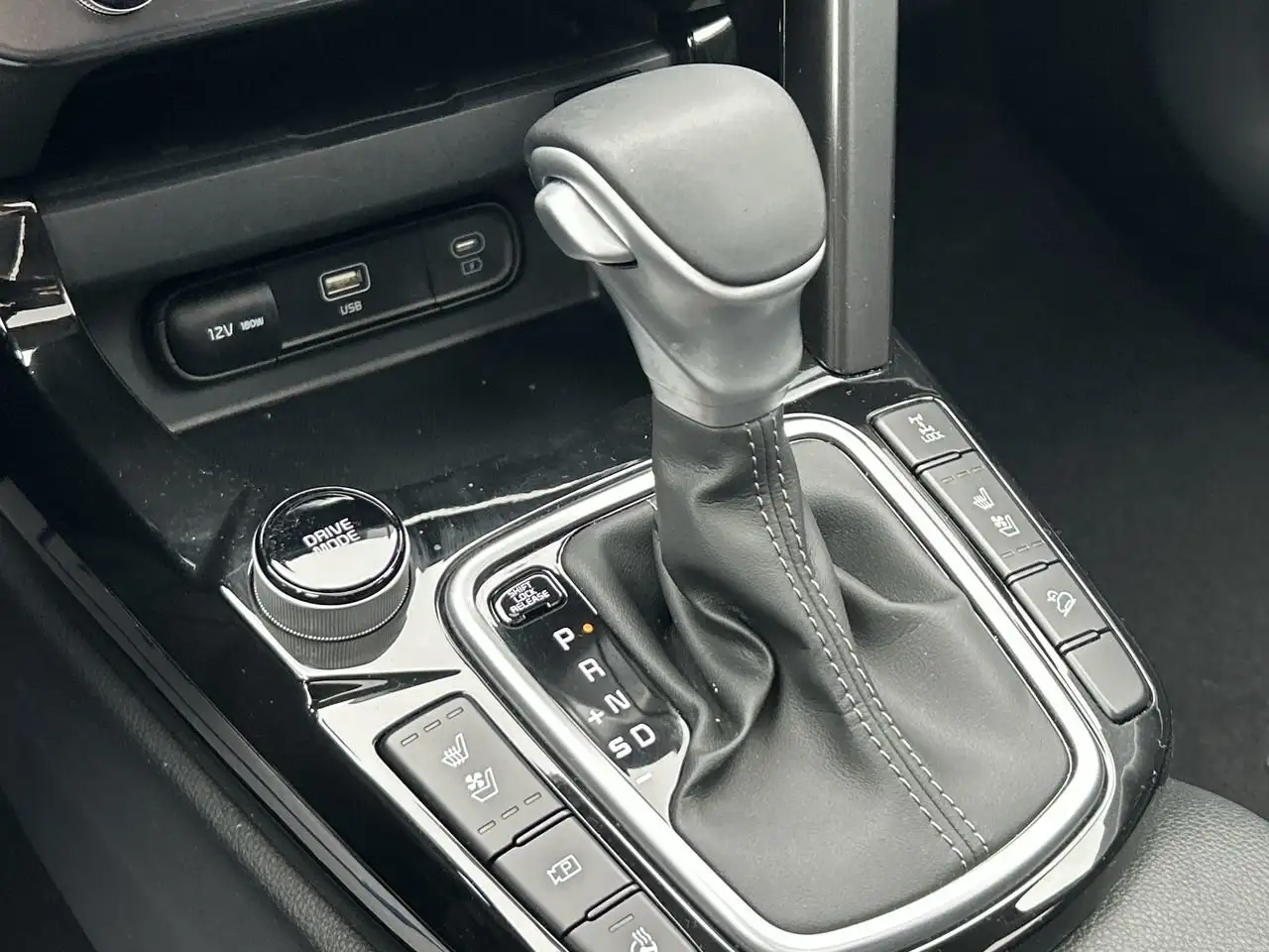 Kia Seltos снимка Kia Seltos
