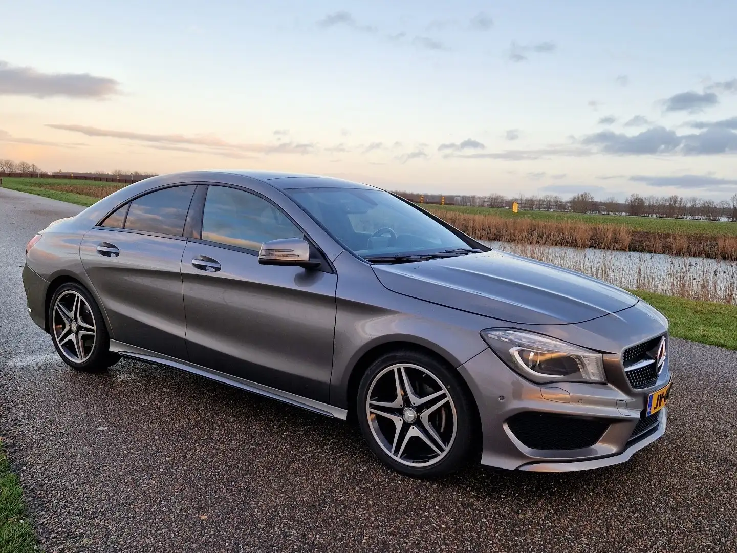 Mercedes-Benz CLA 180 AMG Line Night Edition Grijs - 2