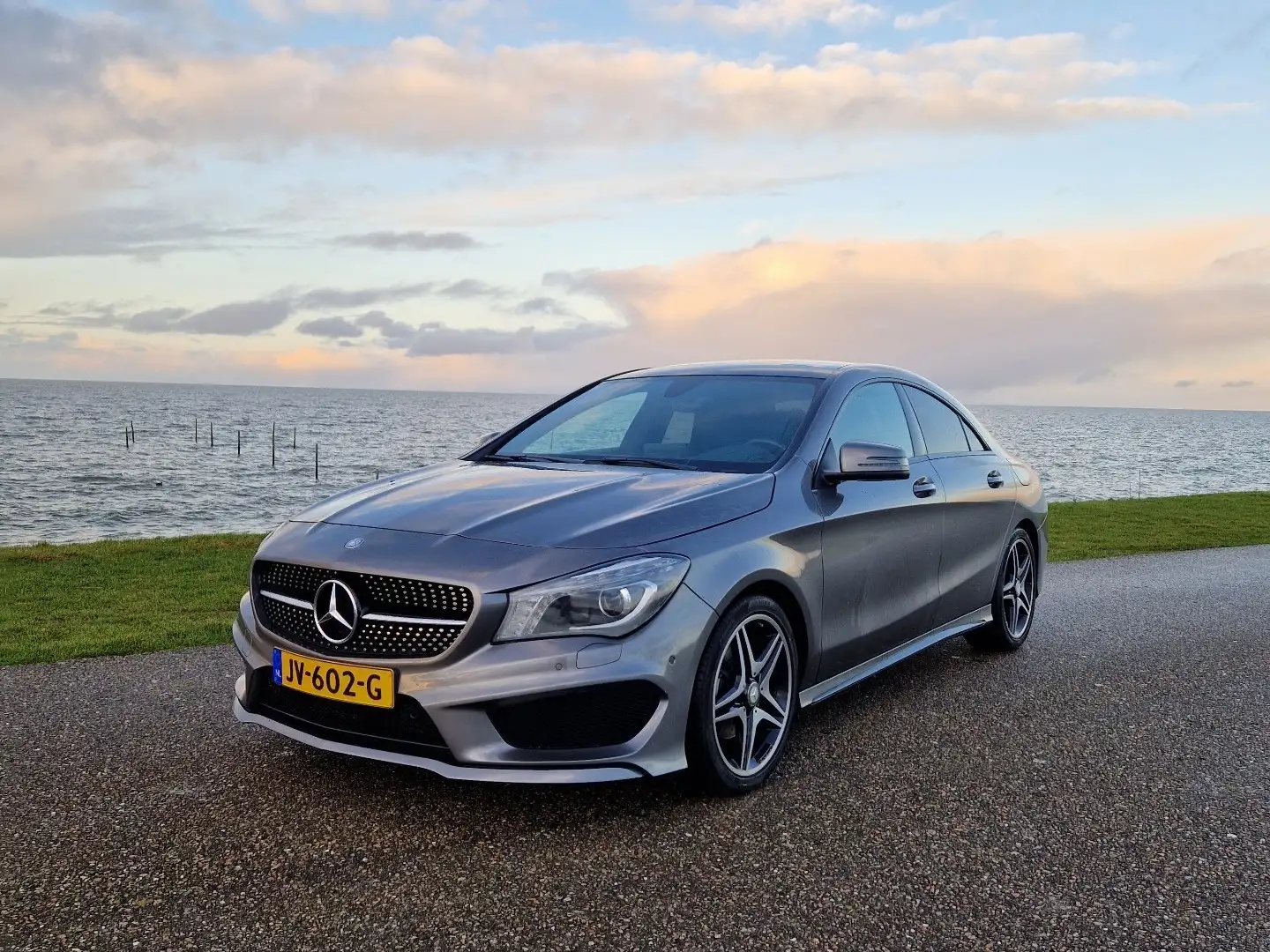 Mercedes-Benz CLA 180 AMG Line Night Edition Grijs - 1