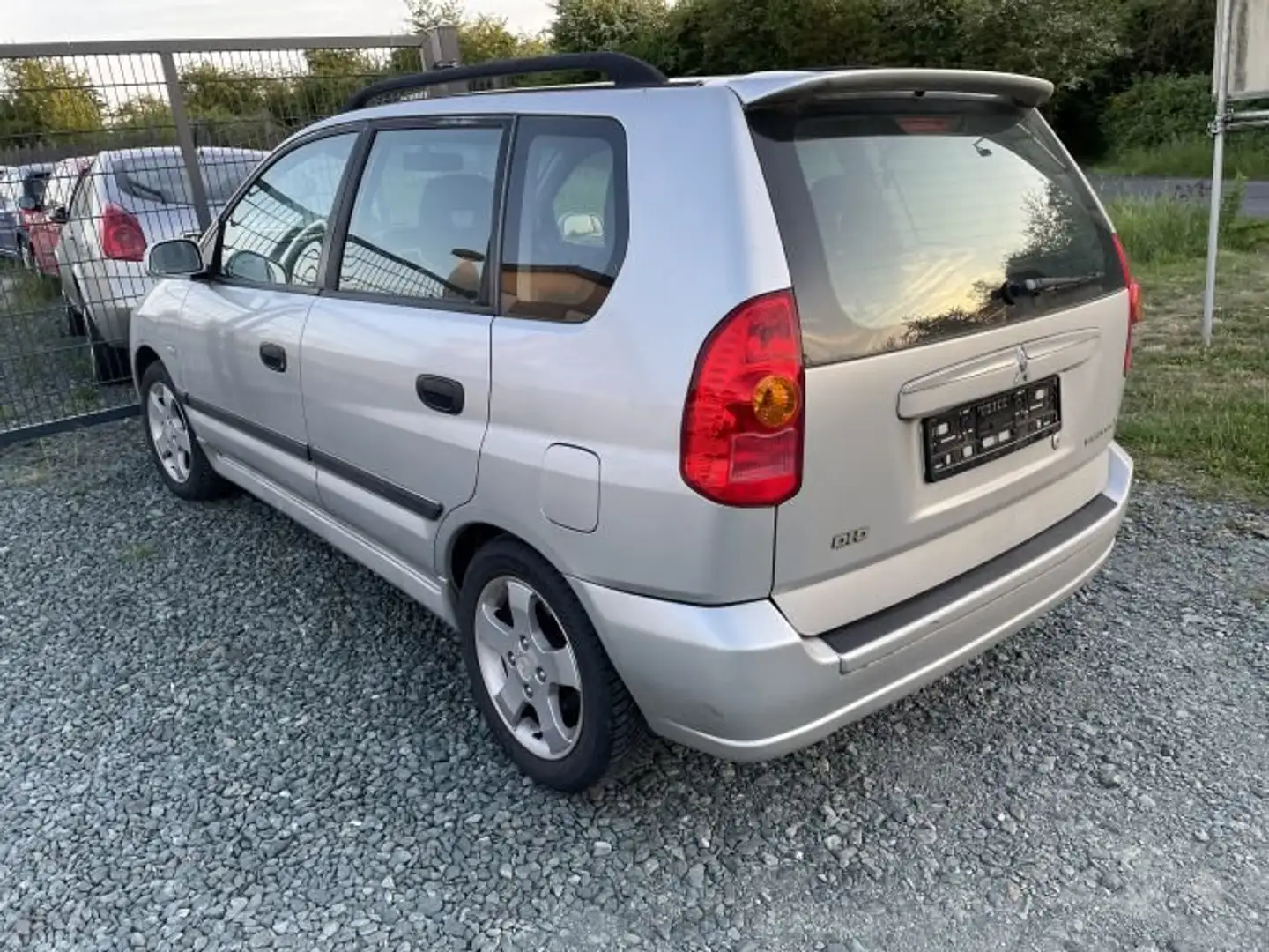 Mitsubishi Space Star 1.9 DI-D Comfort/ 1 Hand Plateado - 2