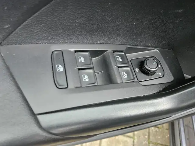 Volkswagen T-Cross view 6