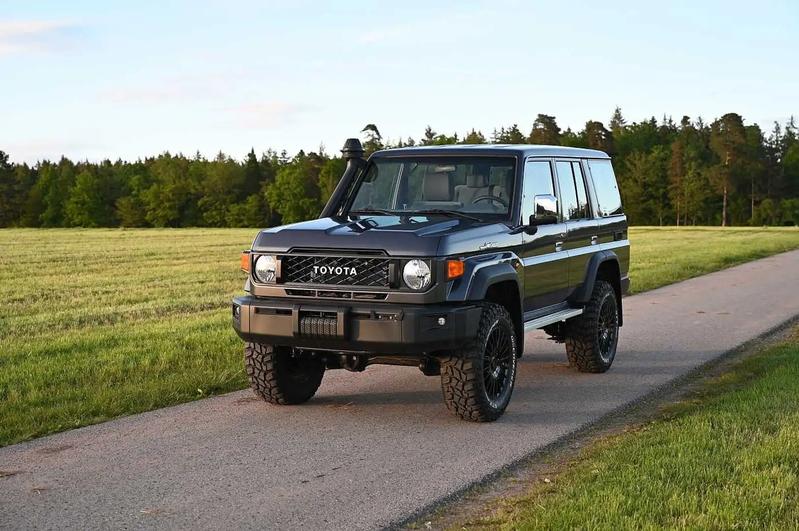 Toyota Land Cruiser GRJ 76 4.0 V6 5-Gang NESTLE OFFROAD Gris - 1