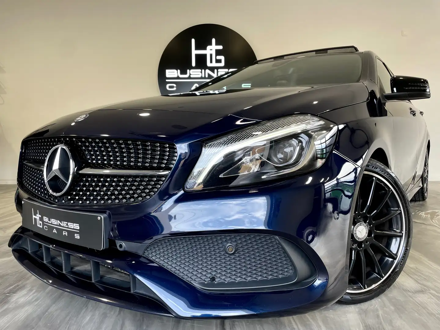 Mercedes-Benz A 180 d/ PACK AMG/ PACK NIGHT/ TOIT OUVRANT/ ALCANTARA Bleu - 1