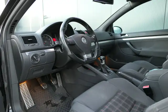 Volkswagen Golf view 3