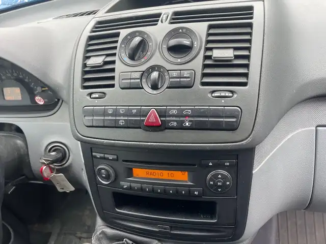 Mercedes-Benz Vito view 3
