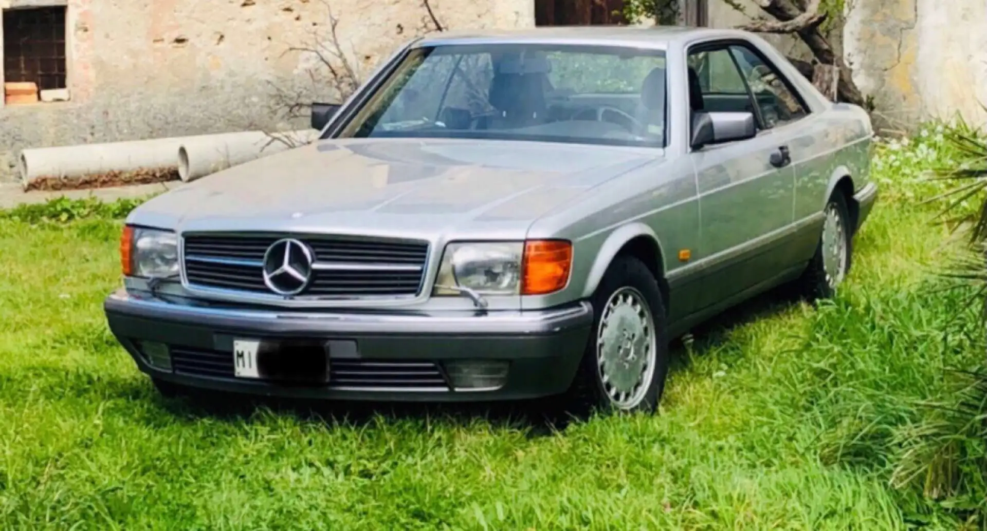 Mercedes-Benz 560 SEC Stříbrná - 1