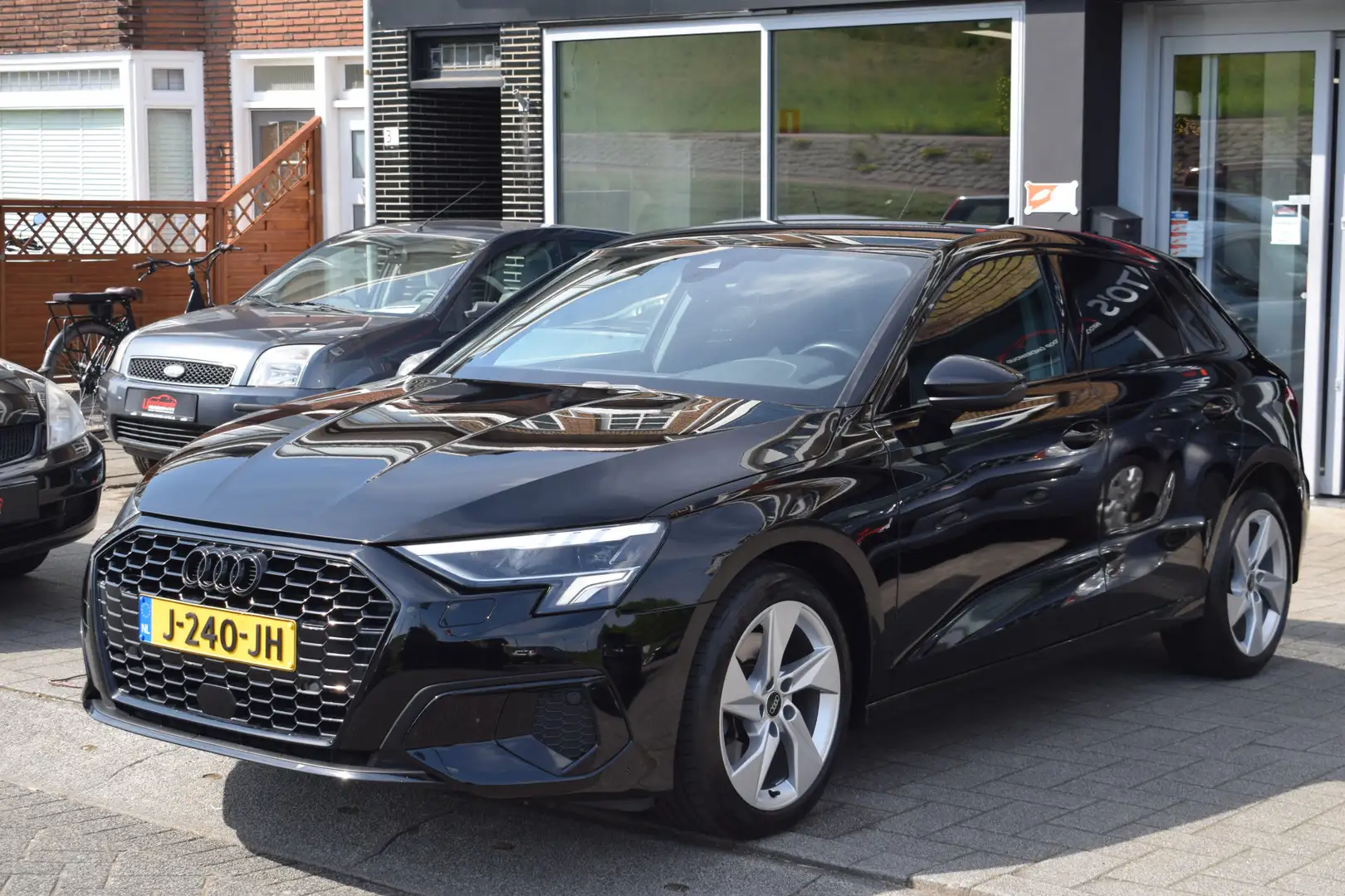 Audi A3 Sportback 30 TFSI Business edition Sportstoelen Ap Zwart - 2