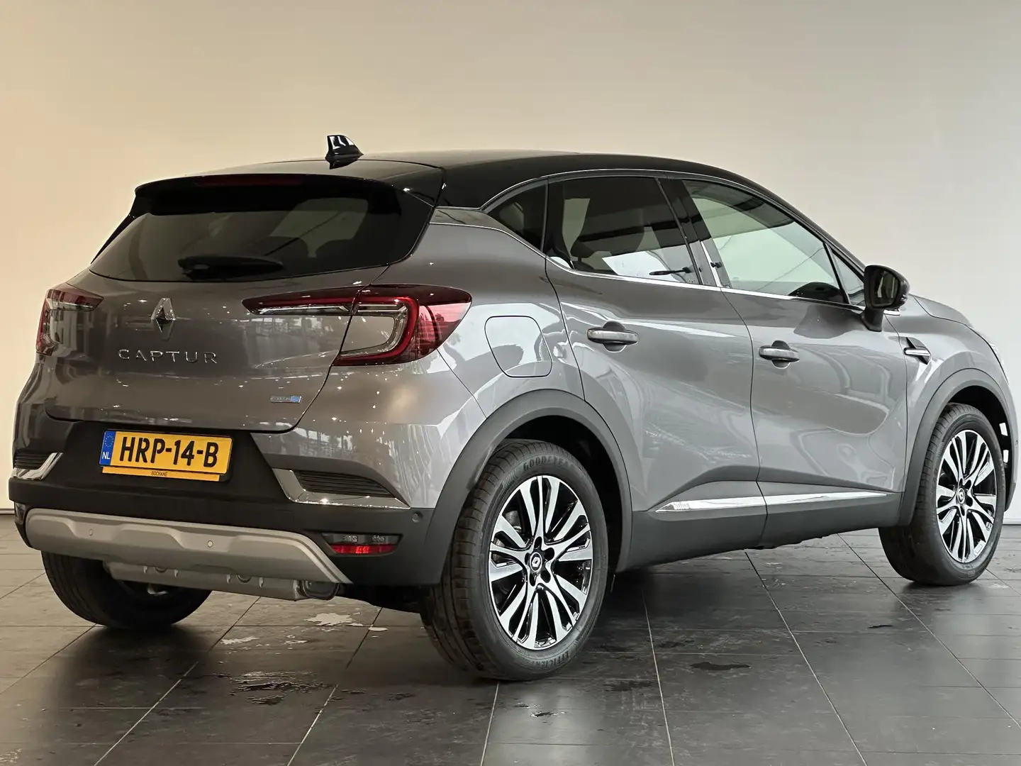 Renault Captur 1.6 E-Tech Plug-in Hybrid 160 Initiale Paris AUTOM Gris - 2