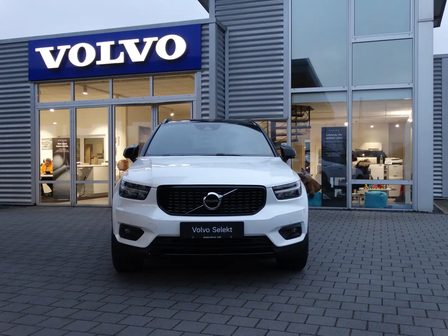 Volvo XC40 R-Design Expression Recharge T4 Plug-In Hybrid 2WD Weiß - 2
