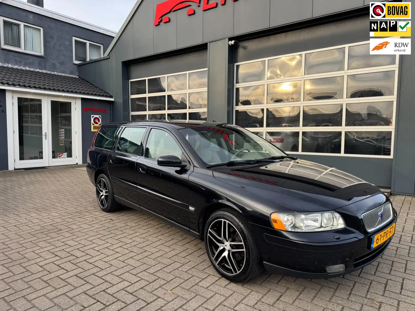 Volvo V70 2.4 Momentum / YOUNGTIMER / Leder / Carplay / Navi Noir - 1