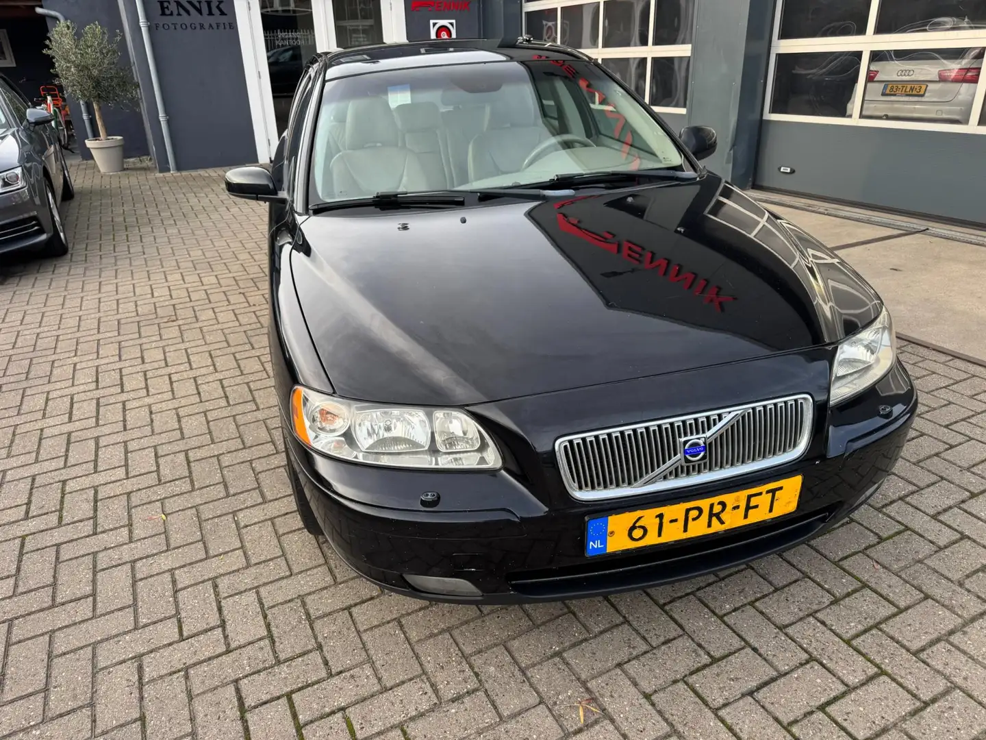 Volvo V70 2.4 Momentum / YOUNGTIMER / Leder / Carplay / Navi Noir - 2